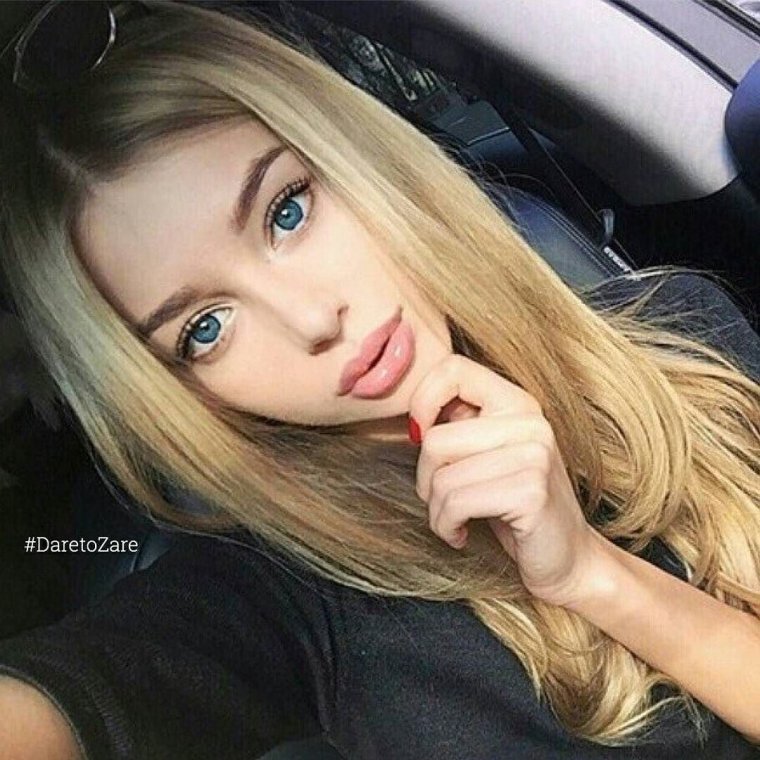 Блондинка с голубыми глазами селфи