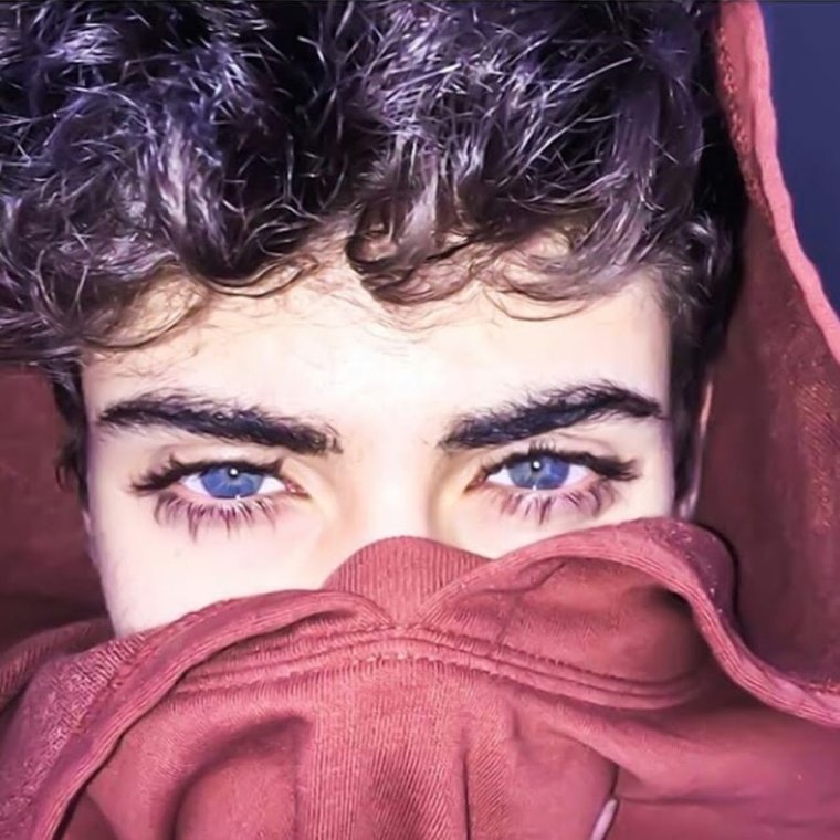 Парни с необычными глазами