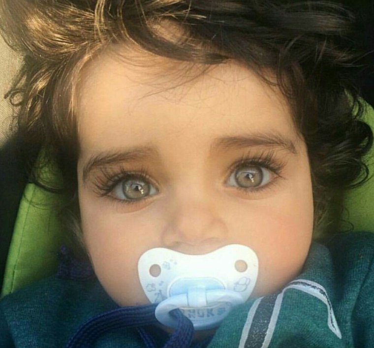 Малыш с длинными ресницами