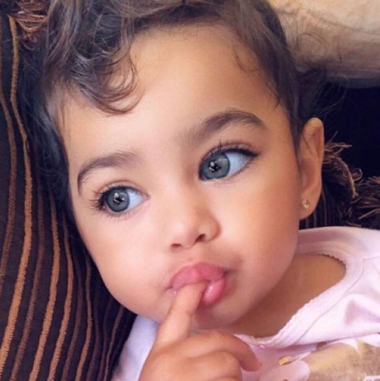 Красивый кареглазый малыш