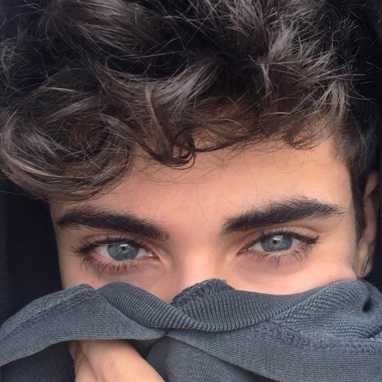 Кудрявый брюнет с голубыми глазами