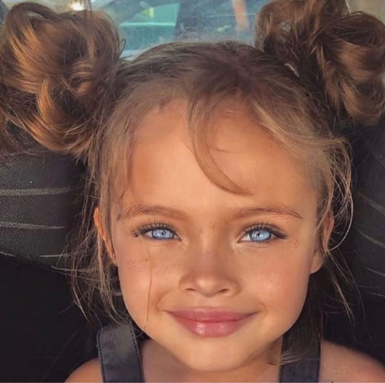 Модель Анна Павага шорты