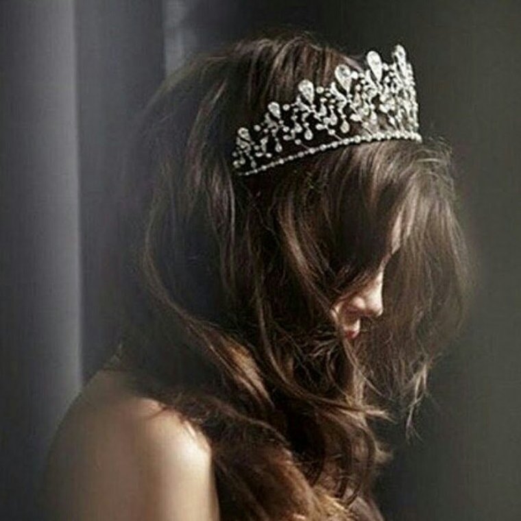 Девушка в короне