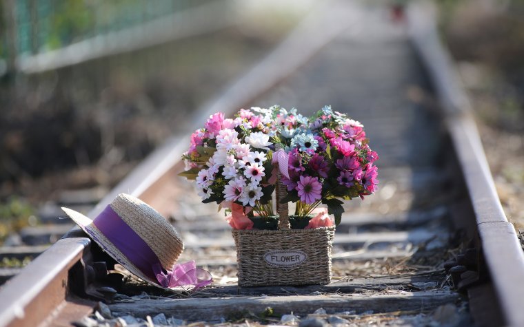 Букет цветов на скамейке