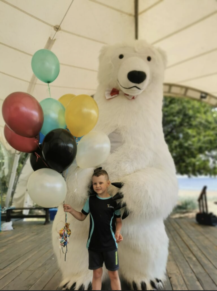 Гигантский мишка на праздник