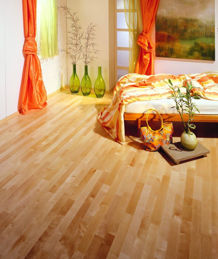 Дерево медового цвета в интерьере