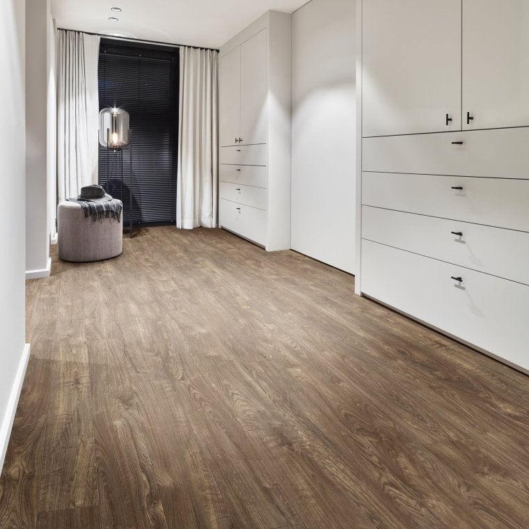 Кварцвинил на стене в интерьере