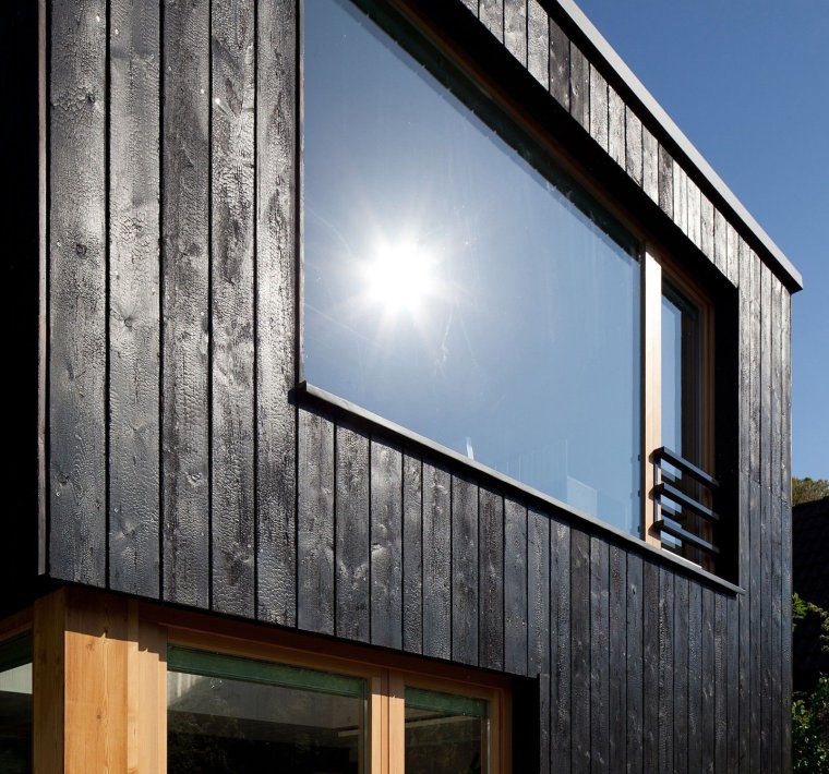 Вертикальная доска на фасаде