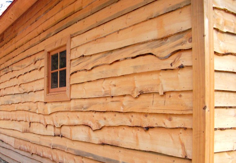 Фасад из необрезной доски