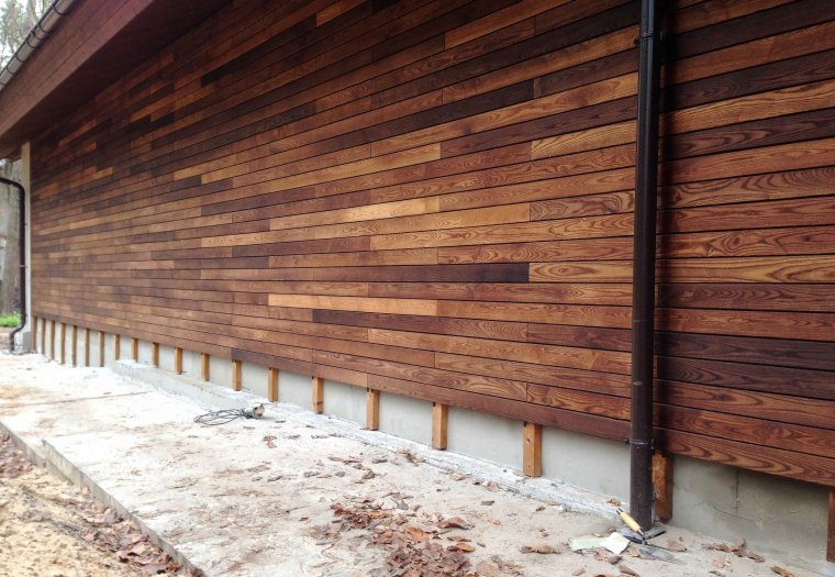 Планкен лиственница на стене