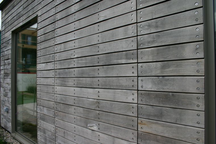 Амбарная доска на фасаде