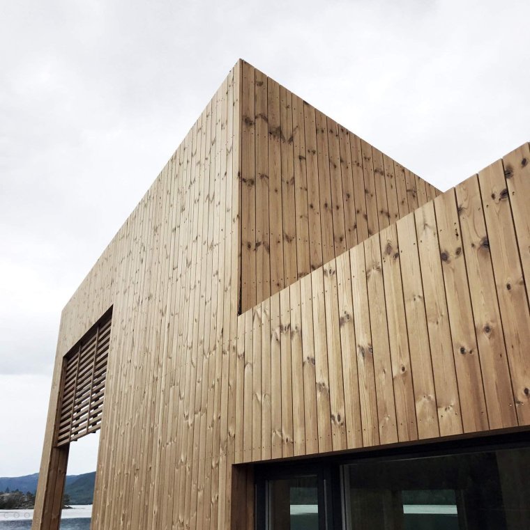 Фасад из обрезной доски вертикальный