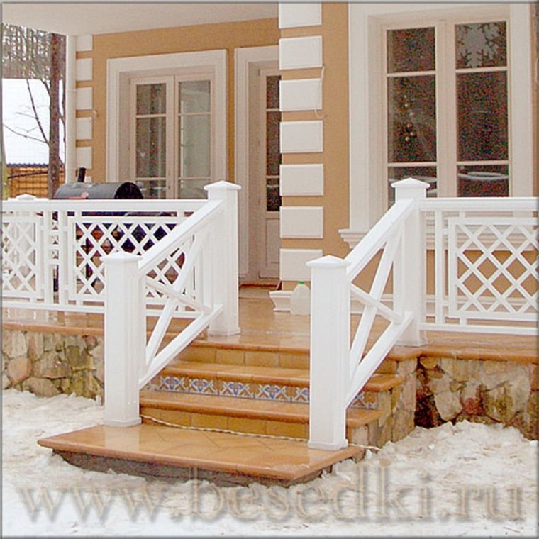 Красивые перила для крыльца из дерева