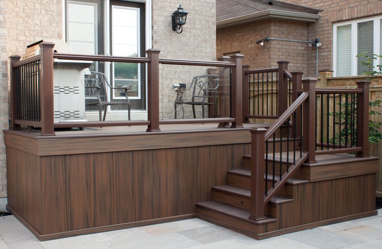 Деревянные перила для крыльца