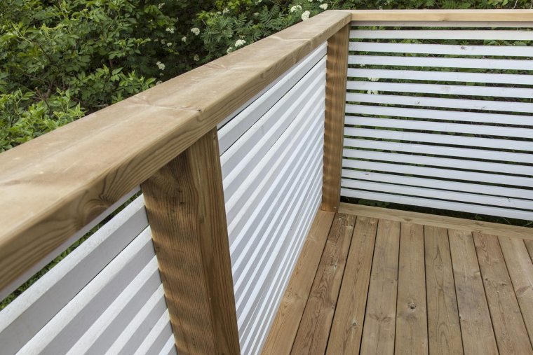 Ограждение террасы рейками