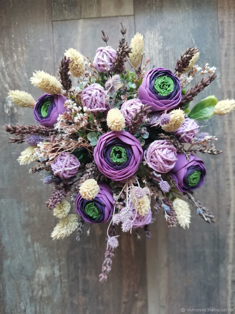 Композиции из искусственных цветов и сухоцветов
