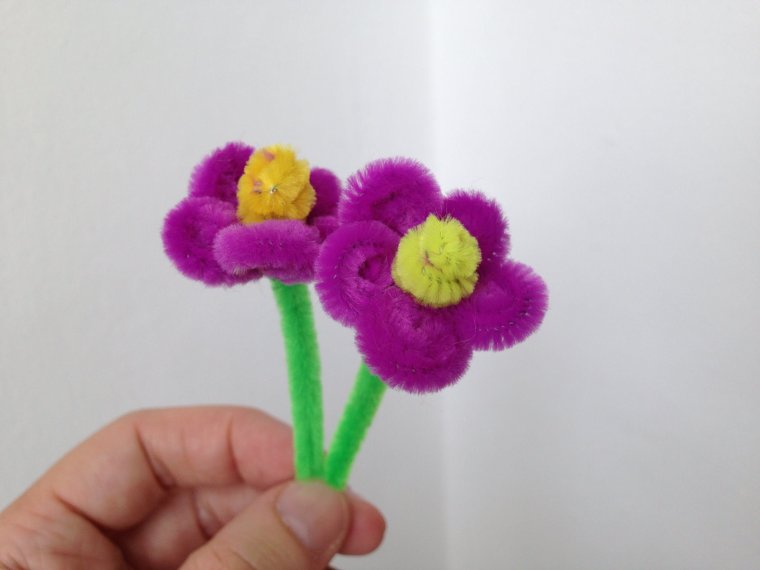 Цветок в горшке из пушистой проволоки