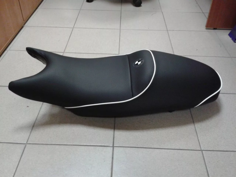 Перетяжка мото сидений BMW f900xr