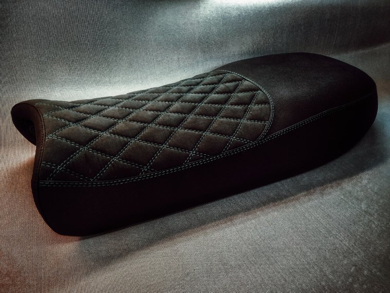 Перетяжка сиденья мотоцикла экокожа