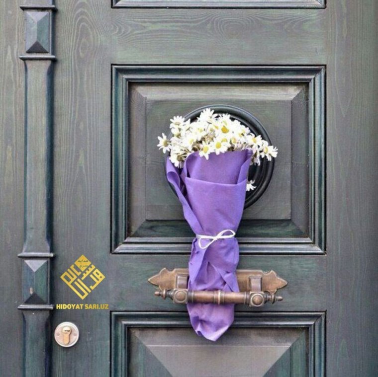 Букет цветов под дверью