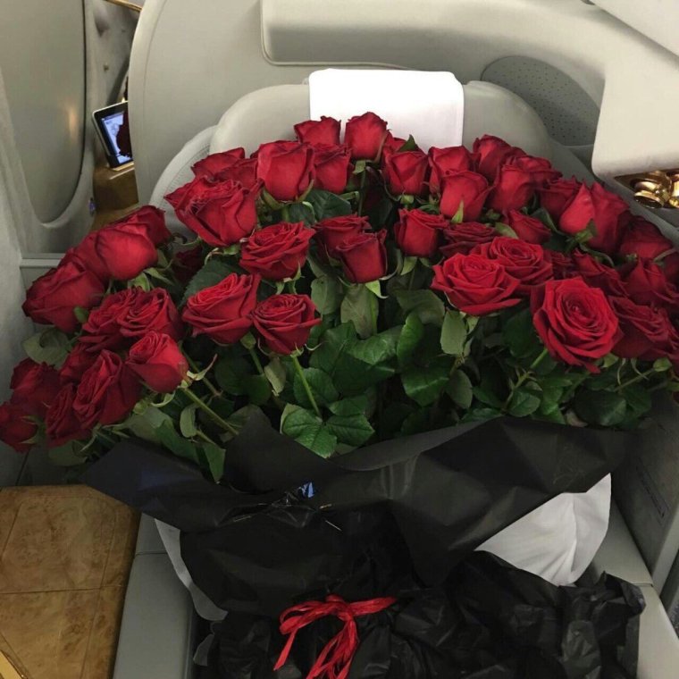 Букет цветов в машине ночью