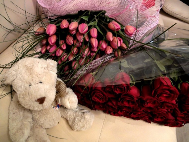 Много букетов в комнате