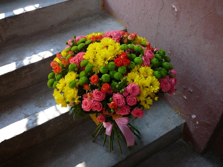 Букет цветов в подъезде