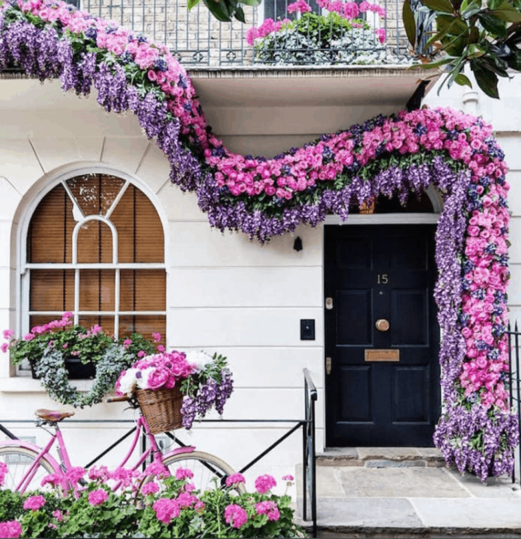 Дверь в цветах