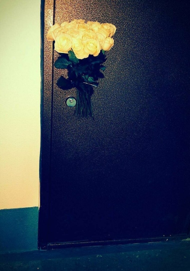 Цветы под дверью