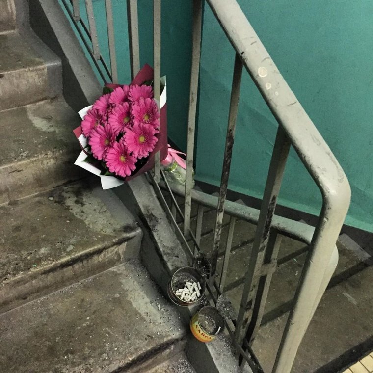 Цветы под дверью