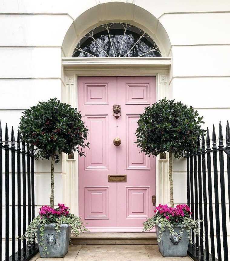 Розовая входная дверь