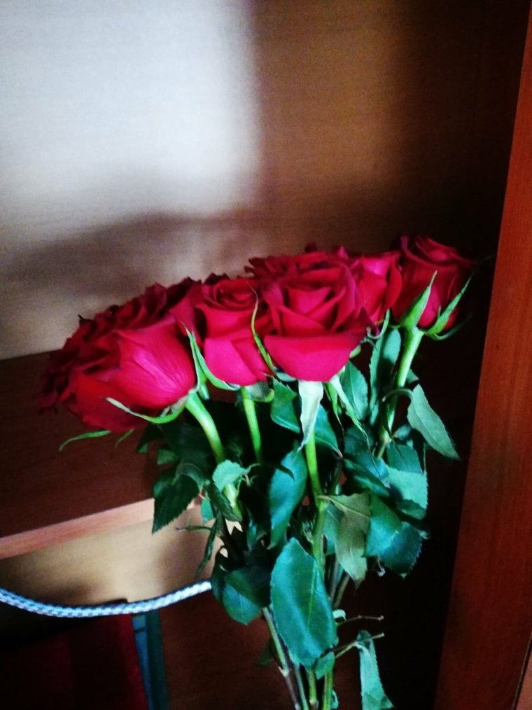 Букет цветов в доме без лица