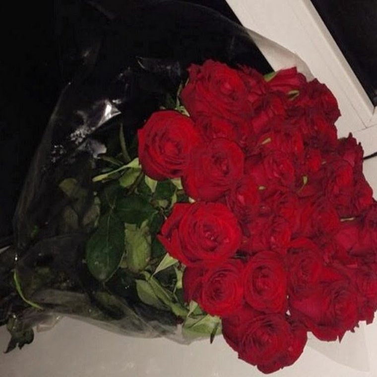 Букет красных роз на окне