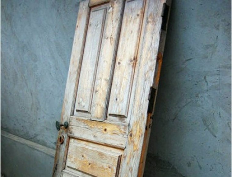 Реставрировать деревянные двери