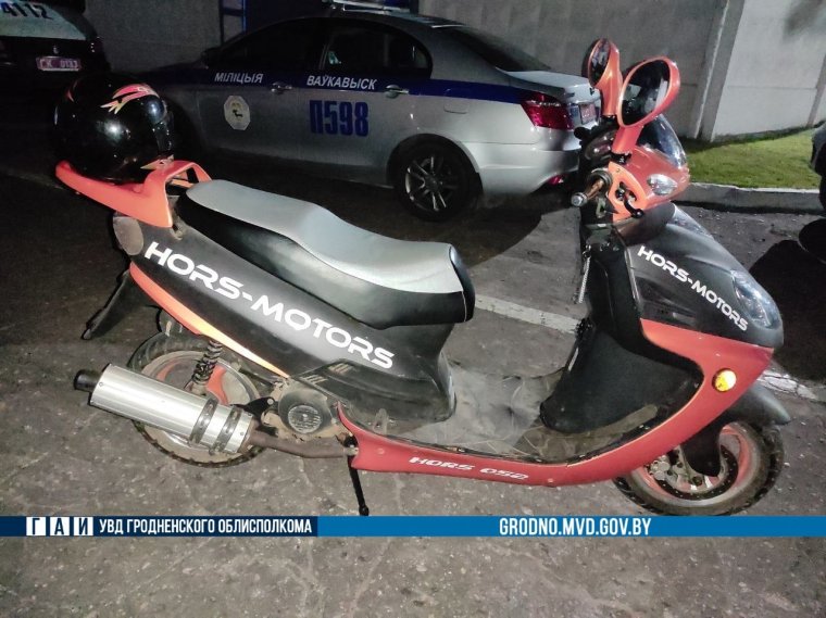 Подросток на мопеде