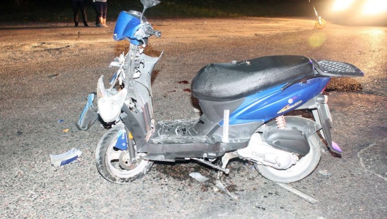 Разбитый белый скутер Honda Dio