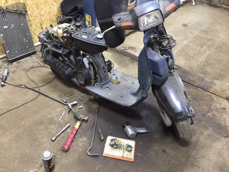 Утка в ремонте скутер