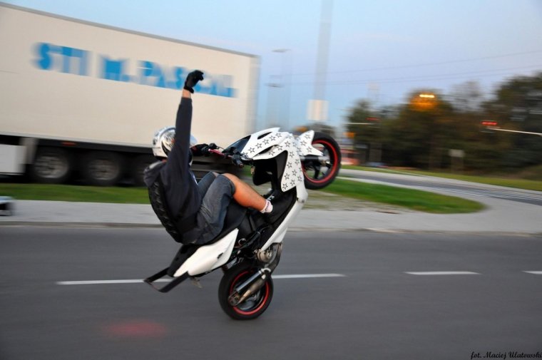 Стант на скутере FZM