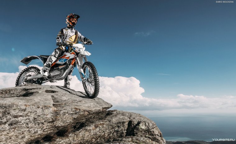 Мотоцикл на фоне природы