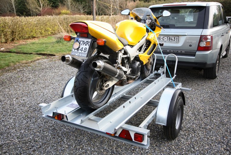 Прицеп dlya perevozki motociklov