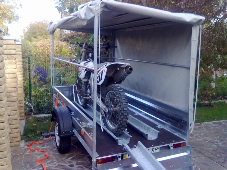 Фургон для перевозки мотоцикла