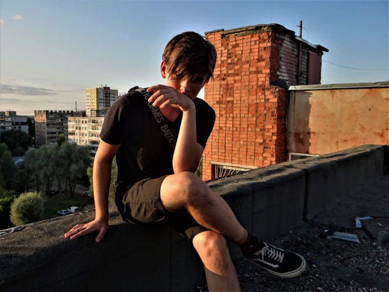 Красивый парень на крыше