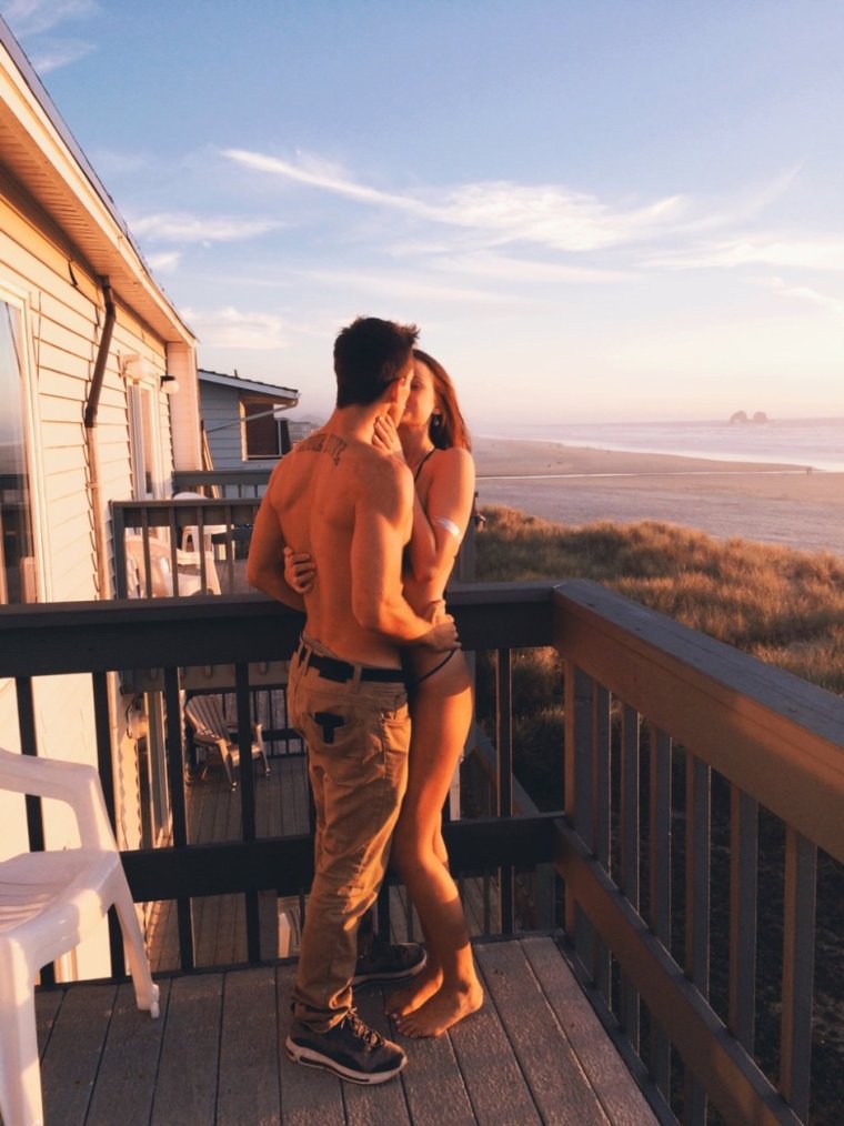 Парень и девушка на балконе