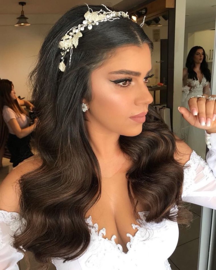 Невеста с темными волосами