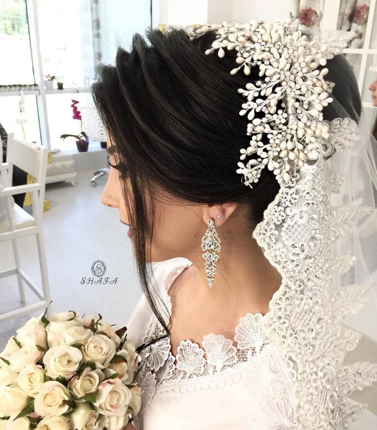 Свадебная прическа собранная с короной и фатой