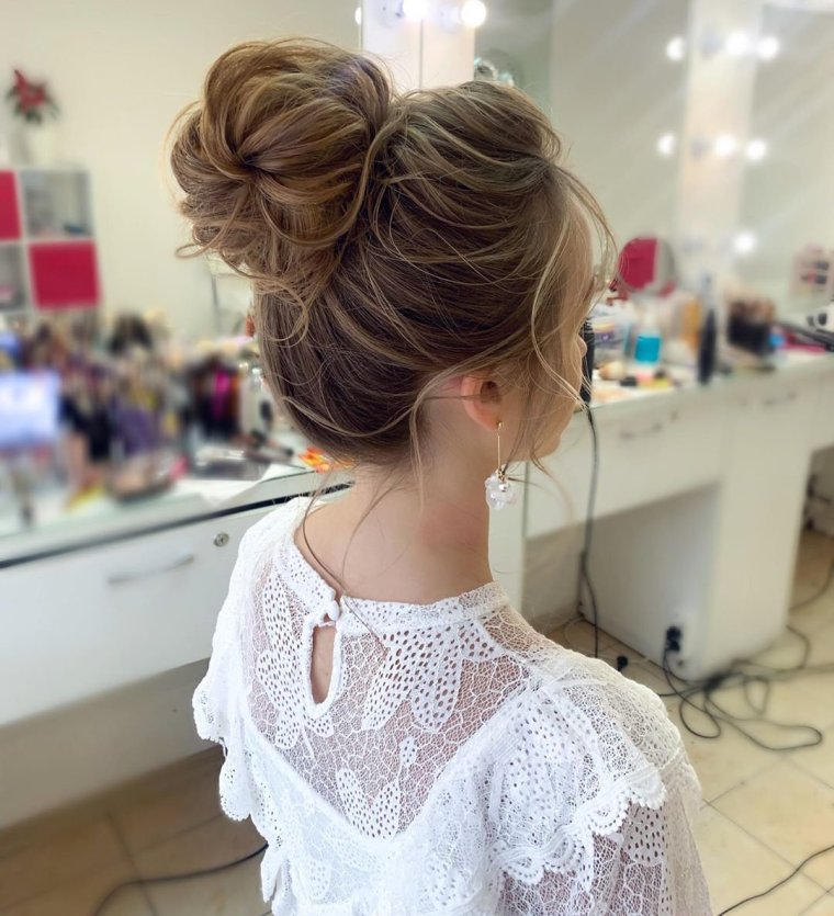 Вечерняя прическа с пучком на затылке