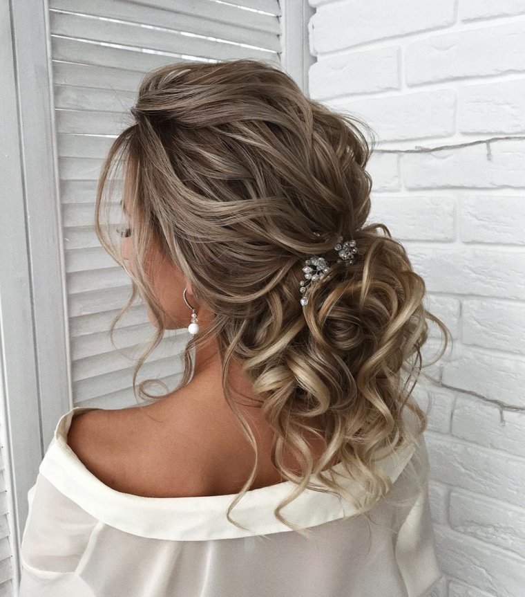 Пучок с локонами на средние волосы