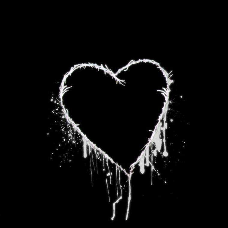 Разбитые сердца на черном фоне