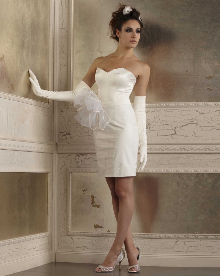 Короткое свадебное платье с перчатками