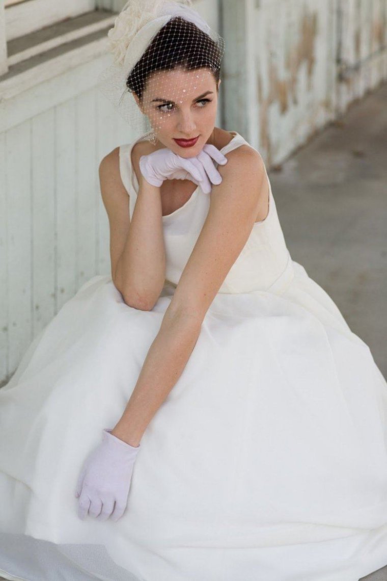Платье невесты с перчатками